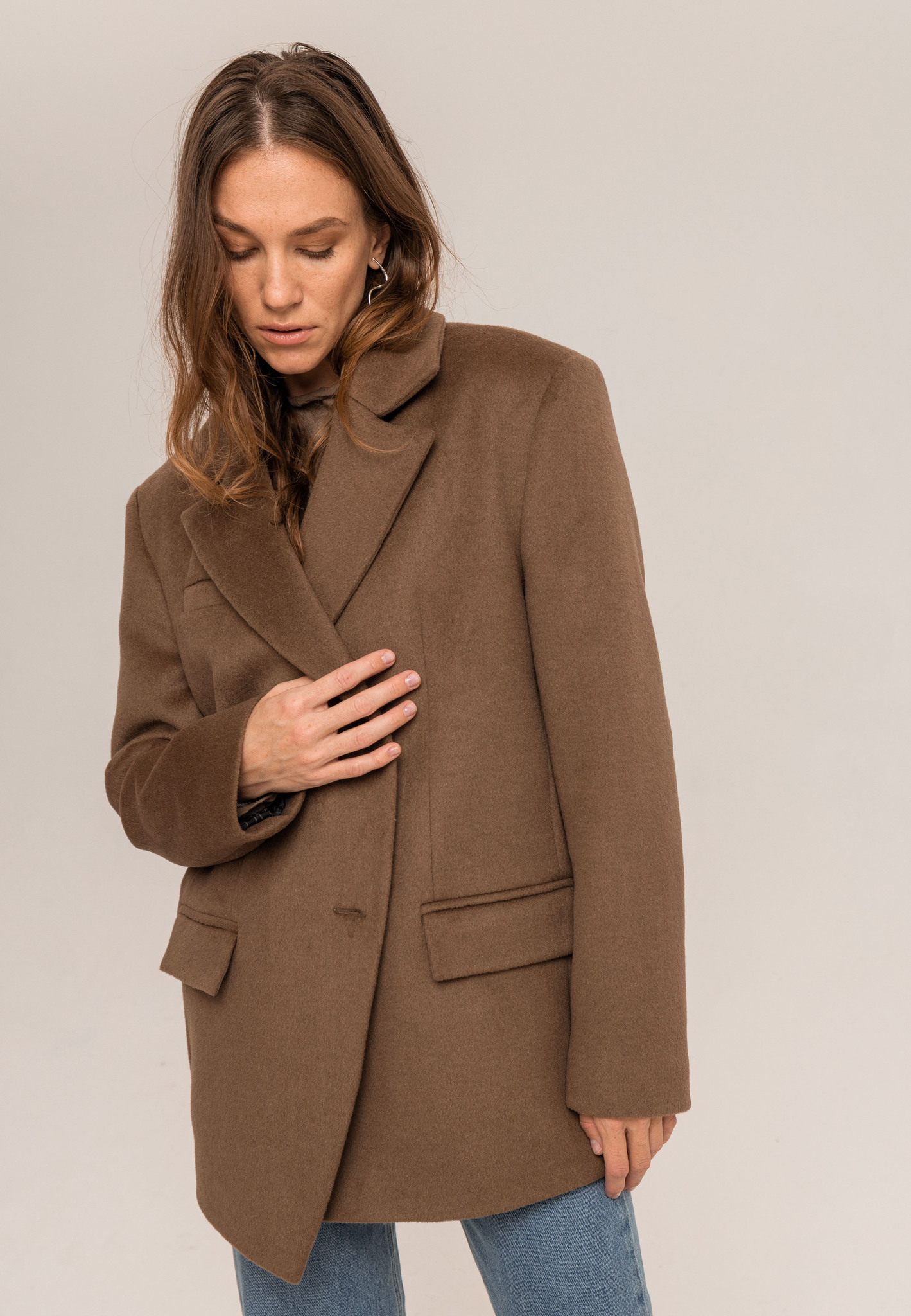изображение Пальто укороченное из шерсти коричневое