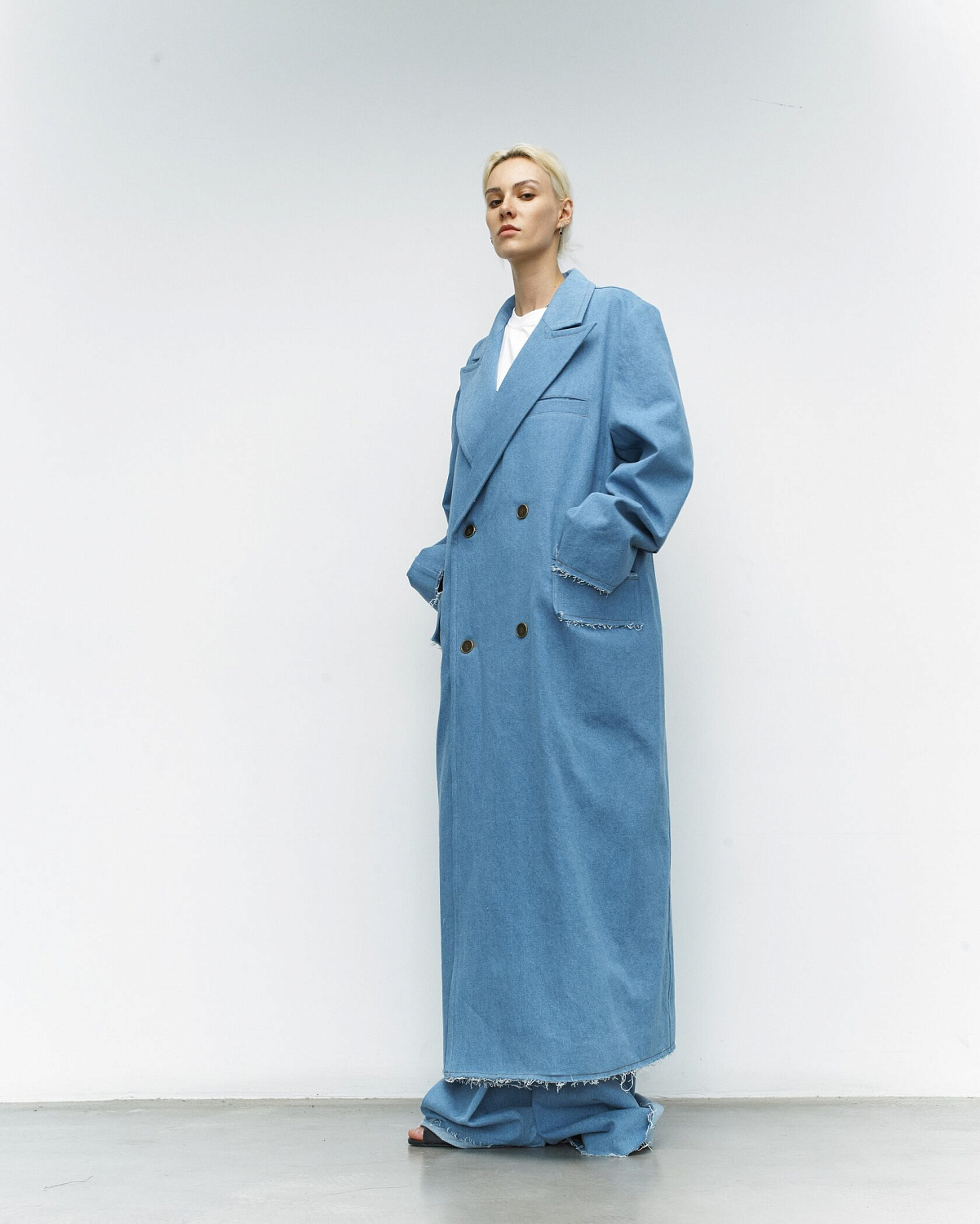 изображение Пальто двубортное из джинсы голубое
